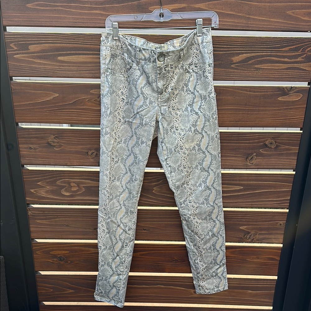 Democracy Women’s Snake Print Jeans Size 8